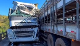 Colisão entre caminhões interdita ponte na BR-282