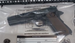 Motorista embriagado, sem habilitação e com simulacro de arma é preso durante abordagem