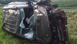 Adolescente sofre suspeita de fratura após carro sair da pista e capotar na PR-475