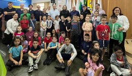 Quarenta alunos recebem óculos através do projeto Olho no Olho