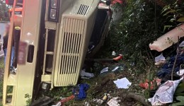 Motorista fica preso às ferragens por quase três horas após caminhão tombar na PR-481