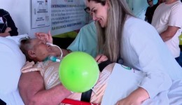 Mulher internada há 7 meses no Paraná por chikungunya recebe alta hospitalar