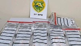 Quatro pessoas são abordadas com celulares e objetos que seriam arremessados para cadeia