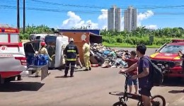 Caminhão lixo tomba e motorista fica gravemente ferido