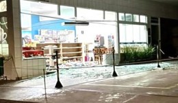 Ladrões causam grande dano e praticam furto em posto de combustíveis