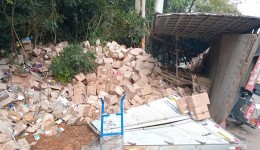 Caminhão tomba após falha nos freios na SC-305