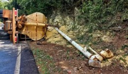 Carreta carregada com ração tomba na PR-281 em Santa Izabel do Oeste