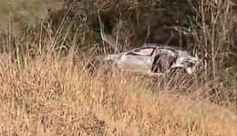 Uma pessoa morre e outra fica ferida após carro sair da pista na BR-280