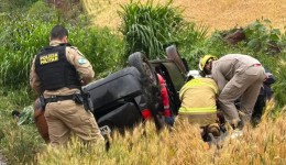 Condutor é socorrido inconsciente após capotamento de carro