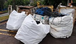 Município intensifica retirada de fios inutilizados e operação já supera 1,5 tonelada de cabos recolhidos