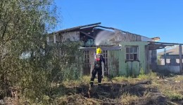 Bombeiros combatem princípio de incêndio em residência desabitada