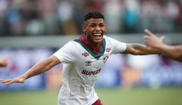 Em partida agitada, Fluminense bate o Vitória e volta a vencer após três rodadas