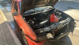 Corpo de Bombeiros combate incêndio em veículo no centro