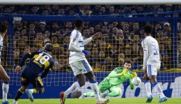 Cruzeiro arranca empate com um a menos na Bombonera e fica perto das oitavas