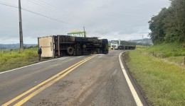 Caminhão carregado com doces, tomba na BR-163 e interdita os dois sentidos da rodovia