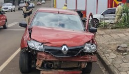 Homem fica ferido após colisão entre dois carros