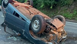 Veículo capota e fica no meio da rodovia PR-483