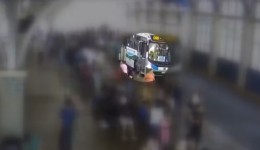 Homem aproveita aglomeração em ônibus para importunar mulher sexualmente
