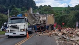 Caminhão tomba e deixa um ferido na PRC-158