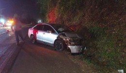 Colisão envolve quatro veículos na PR-483 durante a madrugada