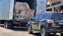 PF apreende caminhão com 11 toneladas de sucata de plástico na fronteira
