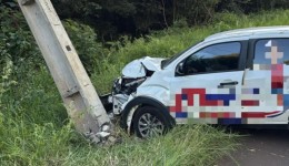 Motorista fica ferido após pneu estourar e colidir contra poste de energia elétrica no interior