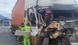 Carretas de transportadora de Dionísio Cerqueira se envolvem em acidente na Régis Bittencourt