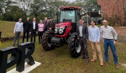 Curso de Agronomia recebe trator para aulas práticas