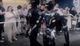 Robôs humanoides passam a auxiliar policiais em patrulhamento nas ruas da China