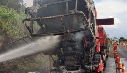 Incêndio destrói cabine de carreta na BR-163
