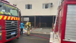 Homem é preso após causar incêndio em residência; ele, uma mulher e uma criança ficaram feridos