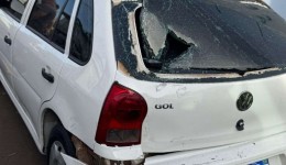 Motociclista fica ferido após perder controle da moto e atingir dois carros