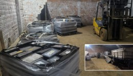 Polícia apreende carga de baterias e caminhão durante operação em galpão