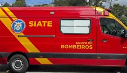 Vítima é socorrida em estado grave após colisão entre moto e carro