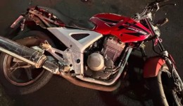 Queda de moto deixa duas pessoas feridas