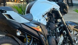 Motociclista fica ferida após colisão entre moto e carro