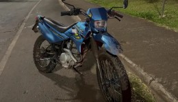 Motociclista fica ferido após colidir contra poste no bairro Pinheirinho 