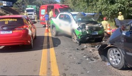 Colisão frontal na PR-483 deixa três pessoas feridas