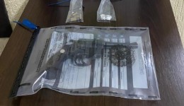 Homem é preso com arma de fogo e droga durante abordagem