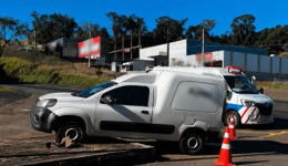 Motorista desvia para evitar colisão e Fiorino fica presa em canteiro