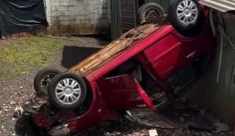 Carro capota e atinge residência em Nova Esperança do Sudoeste