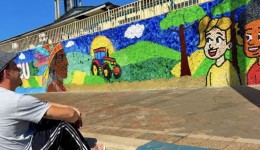 Mural feito com tampinhas recicladas transforma fachada de escola e une comunidade em Guaraniaçu