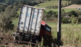 Caminhão com contêiner sai da pista na PR-566 em Francisco Beltrão