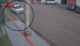 Motociclista bate em carro estacionado e foge; câmeras registram acidente