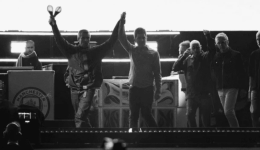 Banda Oasis volta aos palcos após 16 anos com show lotado