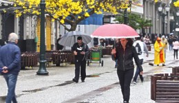 Após calor de 30°C, frente fria chega com chuva e derruba temperaturas no Paraná