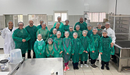 Crianças aprendem a fazer queijo em projeto que incentiva atividade leiteira
