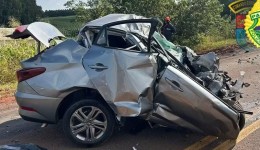 Motorista morre após batida frontal entre carro e caminhão na PR-090, em Alvorada do Sul