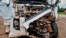 Caminhoneiro fica ferido em acidente envolvendo três veículos na PRC-280