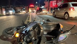 Motorista foge após atingir moto e deixar mãe e filha feridas na PR-281